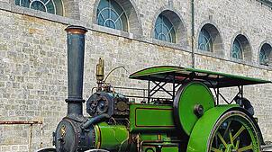 Eine weitere imposante Attraktion ist die „Flame Lily“, eine 1903 von Aveling & Porter gebaute Straßenzuglokomotive. Mit rund 22 Tonnen ...
