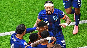 Das niederländische Nationalteam feiert den Treffer zum zwischenzeitlichen 1:0 gegen Rumänien. Am Ende gewinnt Oranje mit 3:0.