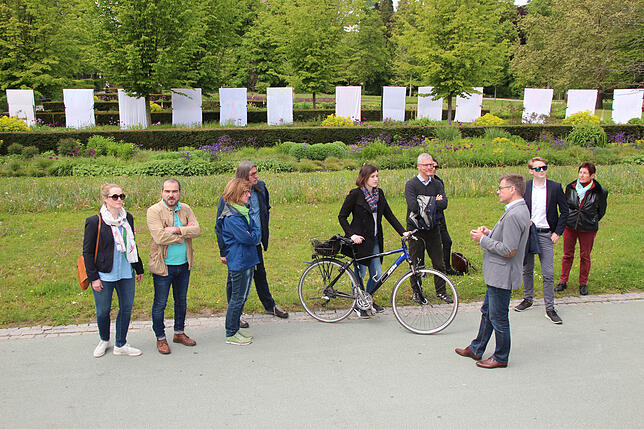 Parallel zur Führung im Alten Stadtgarten erläutert der Leiter des Kunstmuseums Christoph Bauer (vorn) die drei Kunstwerke im ...