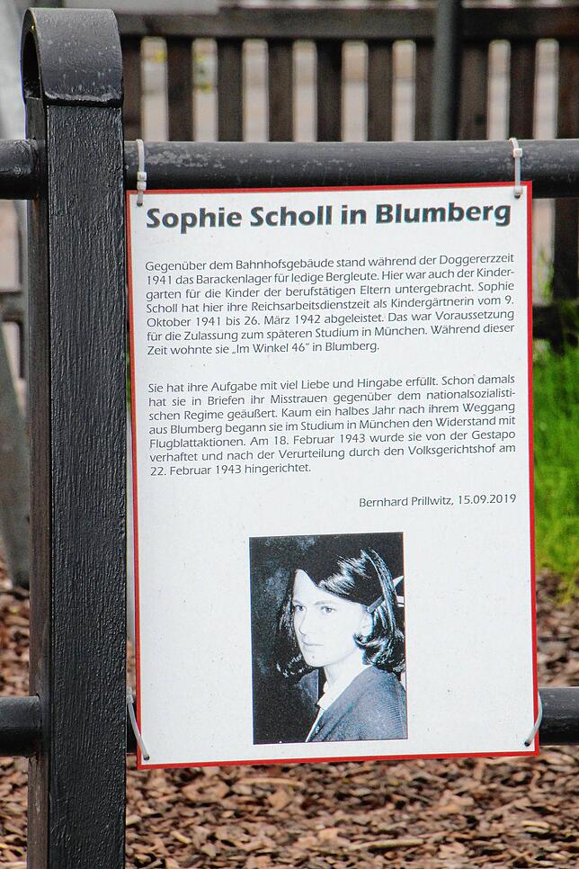 Am Zaun des Spielplatzes auf dem Bahnhofsvorplatz in Blumberg-Zollhaus hängt seit September 2019 diese Gedenktafel, die Heimatforscher ...