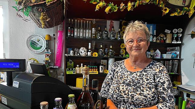 Hat den Ausverkauf an Waren vorbereitet: Christine Zimmermann hinter dem Verkaufstresen des Schönwälder Geschäfts – nach 40 Jahren ...