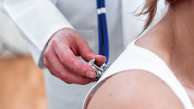 Direkten Patientenkontakt gibt es in der Arztpraxis in Wies derzeit nicht. Bild: dpa