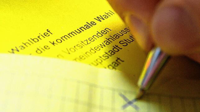 Ein Mann kreuzt 2019 einen Wahlzettel für die Kommunalwahl in Baden-Württemberg an (Symbolbild). Die AfD nominiert Kandidaten für vier ...