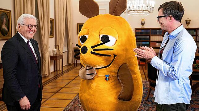 2019 zeichnete Bundespräsident Frank-Walter Steinmeier (links) nicht nur &bdquo;Sendung mit der Maus&ldquo;-Moderator Ralph Caspers mit ...