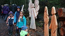 Erstmals gibt es einen Krippenpfad vom Holzbildhauer Simon Stiegeler beim Weihnachtsmarkt in der Ravennaschlucht. Begeistert sind die ...