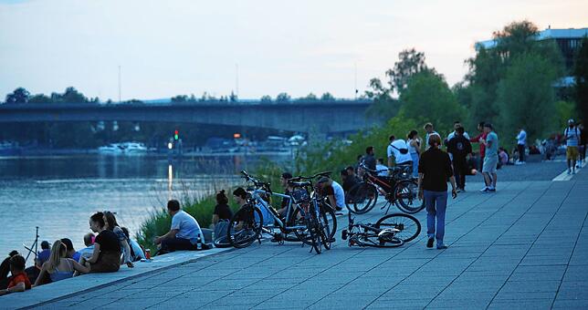 Verantwortlich für die Zerstörungen in Stuttgart sind nach Polizeiangaben Randalierer aus der &bdquo;Partyszene&ldquo;. Auch im ...