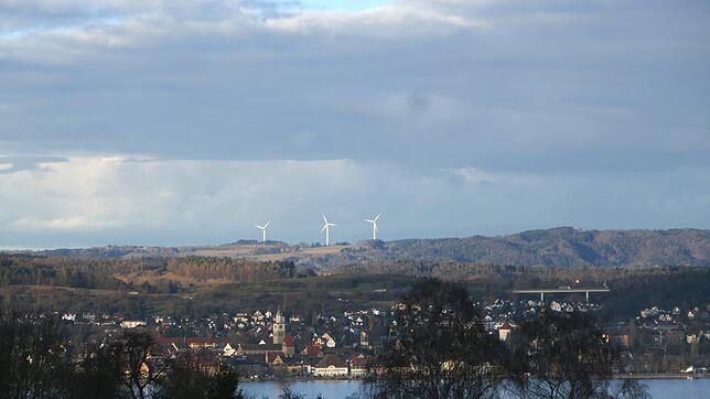 So sieht das mit bloßem Auge natürlich kein Mensch: Die drei Windräder, die bereits bei Hilpensberg stehen, sind von Wallhausen aus ...