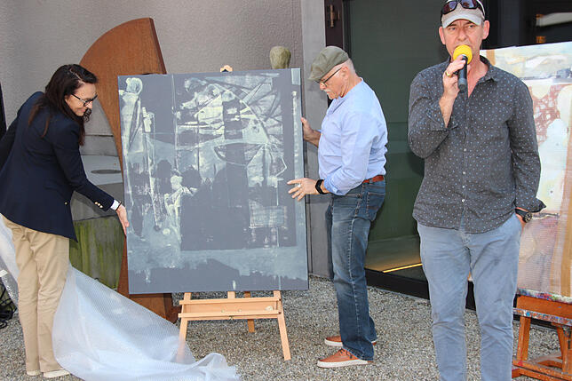 Der Künstler Tom Leonhardt (rechts) übergibt beim Museumstag im Museum Art & Cars zwei neue Bilder an die Südwestdeutsche Kunststiftung. ...