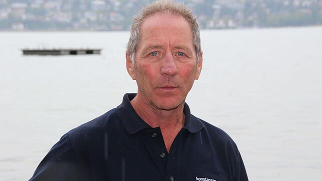 Arthur Knutas vor der Bodenseekulisse. Im Hintergrund das Floß, von dem aus der Junge ins Wasser sprang und nicht mehr auftauchte. ...