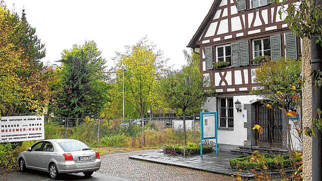 Am Grundstück neben dem Rathaus kündigt 2010 ein Schild das Vorhaben an: Ein Dorfgemeinschaftshaus mit Namen ...