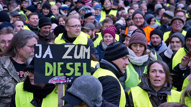Demonstranten gehen mit Transparent auf der B14, Neckartor in Stuttgart. Die Demonstration ist gegen Deutschlands erstes ...