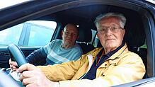 Adalbert Kühnle (vorne) hat mit 89 Jahren seine Fahrtauglichkeit von Fahrlehrer Stephan Malz testen lassen – und mit Bravour bestanden.