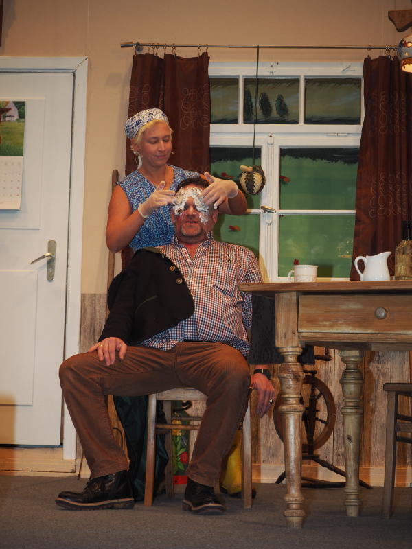 Gunda (Petra Steidle) und Bauer Kuno Hühnervogel (Jürgen Schröder) in "Drei Weiber und ein Gockel".