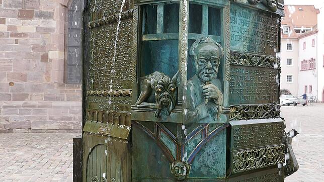 Der Münsterbrunnen stammt von Klaus Ringwald und hat seinerzeit einigen Wirbel in Villingen erzeugt. Bild: Jörg-Dieter Klatt