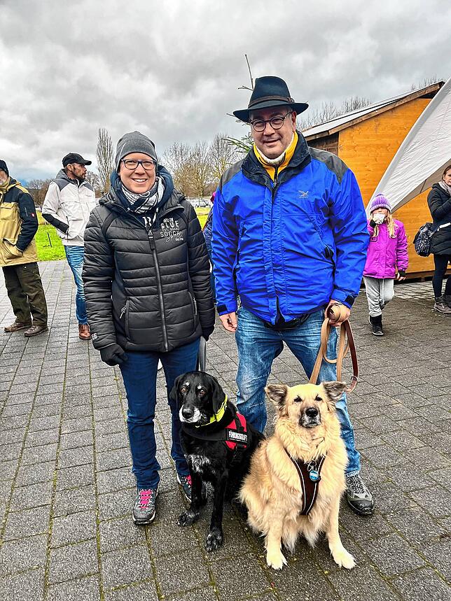 Für die Tierfreunde Sybille und Dirk Ochsenbauer ist der Weihnachtsmarkt ein Muss. Die Hunde Nicki und Raffy sind natürlich auch dabei.
