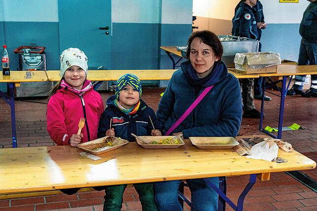 Stepahnie Laxander ist froh, dass sie mit Tochter Emma (links) und Sohn Benedikt beim DRK in der Alleenstraße warme Maultaschen mit ...