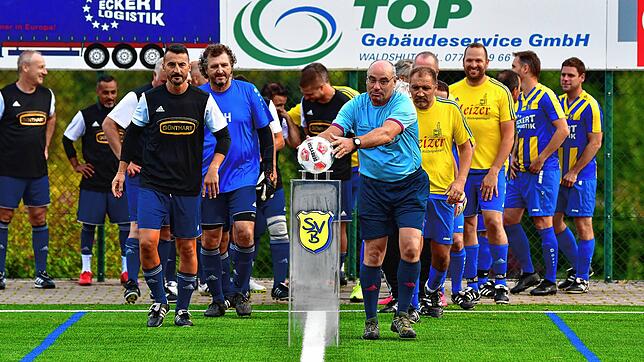 Bild : Hochrhein-Legenden siegen 9:5 auf dem neuen Kunstrasen bei den SV Buch-Legenden – hier gibt‘s Fotos!