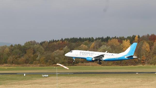 Die Maschine von People's Viennaline um 10.17 Uhr beim Landen auf dem Friedrichshafener Bodensee-Airport nach dem Erstflug ...