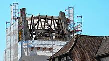 Oben ohne: Der Markdorfer Hexenturm wird derzeit saniert. Aktuell werden schadhafte Hölzer der Dachkonstruktion des mittelalterlichen ...