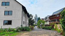 An der schmalen Allmannsdorfer Amalienstraße sollen fünf neue Häuser mit Tiefgarage entstehen. Das Gebäude links im Bild wird dafür ...