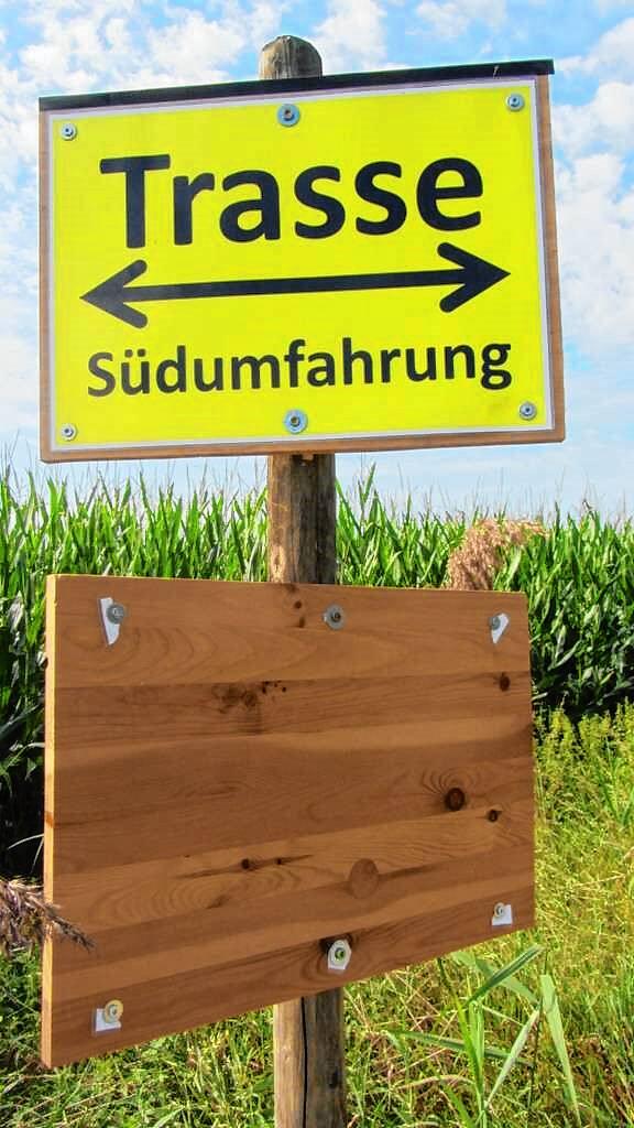 Eine Info-Tafel der Initiative gegen die Südumfahrung im Naherholungsgebiet im Süden der Stadt. Unbekannte haben die Karte mit den Infos ...