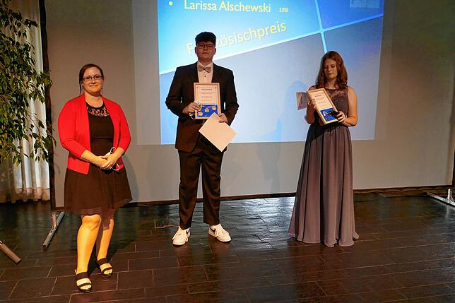 Französischpreis (von links): Französischlehrerin Helena Petker, Ben Weißenberger und Larissa Alschewski.