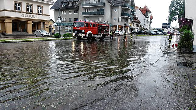 Über den Germania-Kreuzungsbereich hinaus ergoss sich das Wasser in die Mühlenstraße und schoss an der Grundschule vorbei hinab zum Schloss.