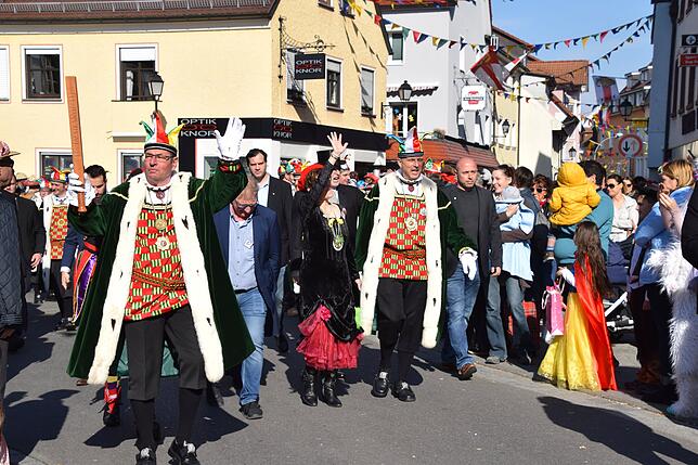 Bild 16: AKK tanzt durch die Straßen: Noch mehr Bilder vom Umzug am Schmotzigen Dunschtig in Stockach