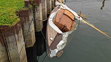 Das Segelboot wurde auf der Backbord-Seite, also vom Heck aus gesehen links, schwer beschädigt. Nach dem Unfall wurde es in den Hafen ...