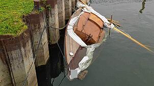 Das Segelboot wurde auf der Backbord-Seite, also vom Heck aus gesehen links, schwer beschädigt. Nach dem Unfall wurde es in den Hafen ...