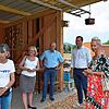 Ulla Hahn, Sabine Hartmann-Müller, Thomas Schäuble, Felix Schreiner und Silvia Breher (von links) beim Besuch des Abenteuerlands.