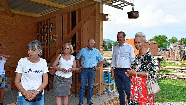 Ulla Hahn, Sabine Hartmann-Müller, Thomas Schäuble, Felix Schreiner und Silvia Breher (von links) beim Besuch des Abenteuerlands.