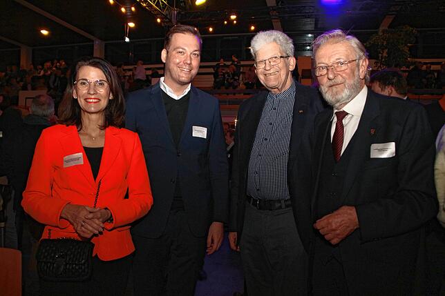 Die Bundestagsabgeordneten Rita Schwarzelühr-Sutter (SPD) und Felix Schreiner im Gespräch mit Alt-Landrat Bernhard Wütz und dem ...
