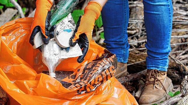 Foto: Roland Weihrauch (dpa)Clean-Up-Days gibt es inzwischen in vielen Kommunen.
