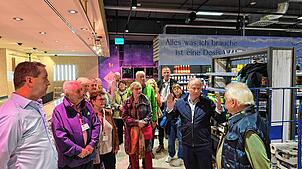 Hier erklärt der Chef persönlich: Jürgen Baur (2.v.r.), Inhaber von 14 Supermärkten in der Bodenseeregion, führte mit seinem Team die ...