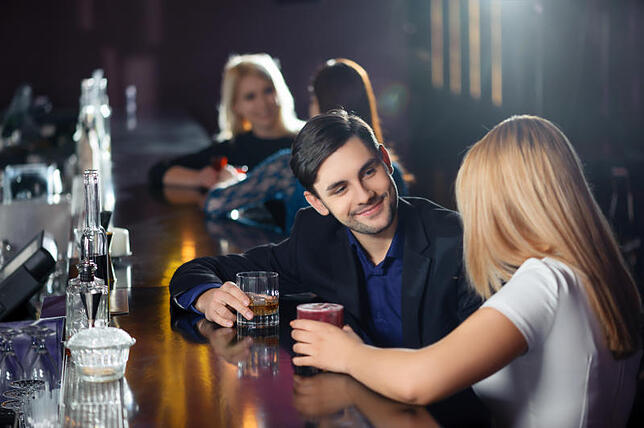Wer einen Partner sucht, muss auch aktiv die Begegnung suchen. Etwa in einer Bar.