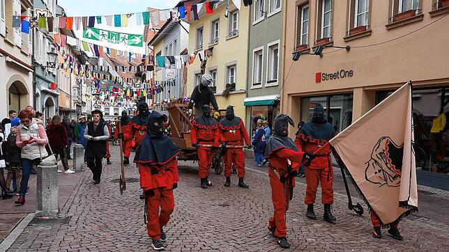 Die Gruppen der Narrenzunft Tiengen – hier die Henker, deren Beil Vorbild für die Grundform des Pins ist – werden beim ...