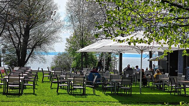 Idyll in Friedrichshafen-Manzell: Inmitten von viel Grün und wenige Meter vom Bodensee entfernt, kann man am „Seeperle“-Kiosk eine ...