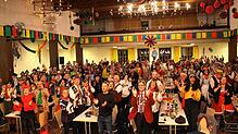 Das Dreckkübelgschwätz ist der letzte Ball im Markdorfer Fasnetsreigen. Entsprechend groß war der Andrang bei der traditionsreichen ...