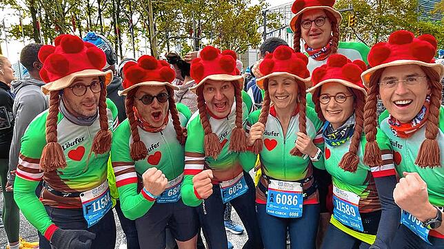 Mit Bollenhüten zum fünf Kilometer langen Dash to the Finish Line: Dirk Flakowski, Ewald Schondelmaier, Anselm Säger, Jeannine Tränkle, ...