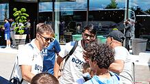 Nationalspieler Niclas Füllkrug und Lucas Paquetá verteilen Autogramme nach ihrer Ankunft im Öschberghof.