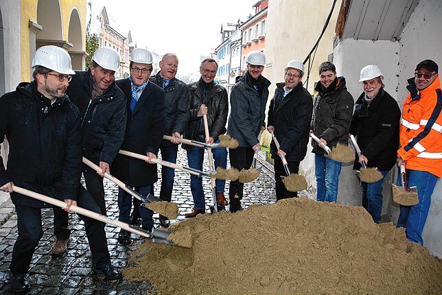 Beim ersten Spatenstich für den interkommunalen Breitbandausbau schaufelten im Februar 2016 am Meersburger Unterstadttor (von links) der ...