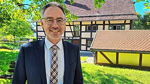 Amtsinhaber Martin Rupp ist seit 24 Jahren Bürgermeister von Bermatingen. Für den Fototermin wünschte er sich das Mesnerhaus im ...