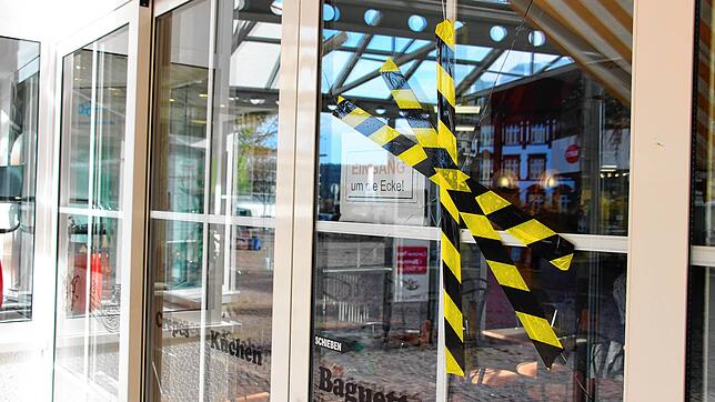 Eine der beschädigten Scheiben an der Vorderseite des Eiscafés Cristallo in St. Georgen.