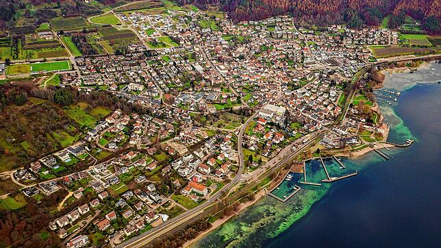 Ludwigshafen im Dezember 2022 aus der Luft. Rechts am Bildrand sind Rathaus und Hafen zu sehen.