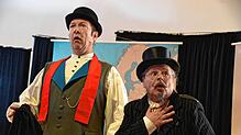 Jean  Passepartout (Marcell Kaiser, links) und Phileas Fogg (Frank Dukowski) erleben gemeinsam die wildesten Abenteuer. Bild: Manuela Klaas