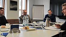Der CDU-Bundestagsabgeordnete Thomas Bareiß (rechts) im Gespräch mit dem Vorstandsvorsitzenden Gottfried Heinzmann, dem kaufmännischen ...
