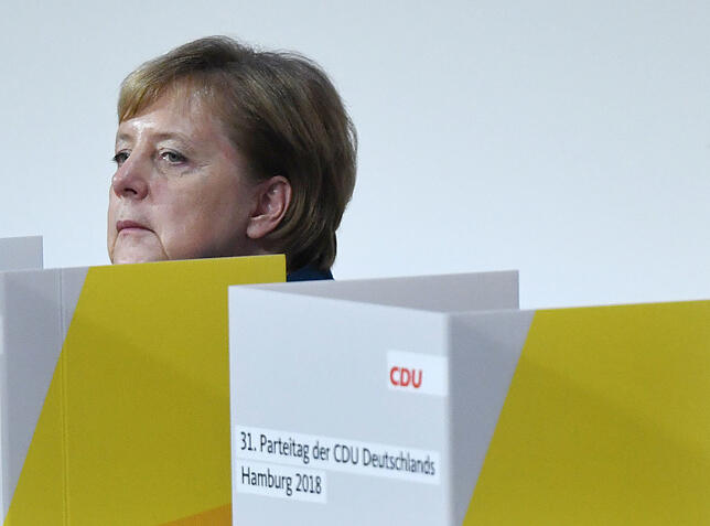 Bei wem die anderen Wohl ihr Kreuzchen machen? Die bereits berühmt gewordenen "Tischwahlkabinen" halten auch die neugierigen Blicke der ...