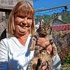 Claudia Engels mit Katze &bdquo;Ginny&ldquo;.