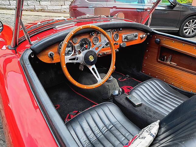Das freut das Auge: Klassische britische Roadster-Ausstattung, mit viel Holz, Leder und Chrom.